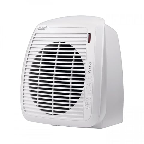 Radiateur soufflant De’Longhi HVY1020 blanc posé dans une salle de bain contemporaine claire