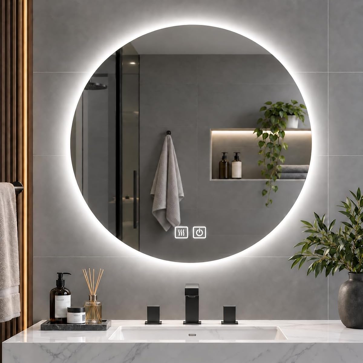 Miroir rond mural sans cadre avec éclairage LED, installé au-dessus d’un lavabo de salle de bain