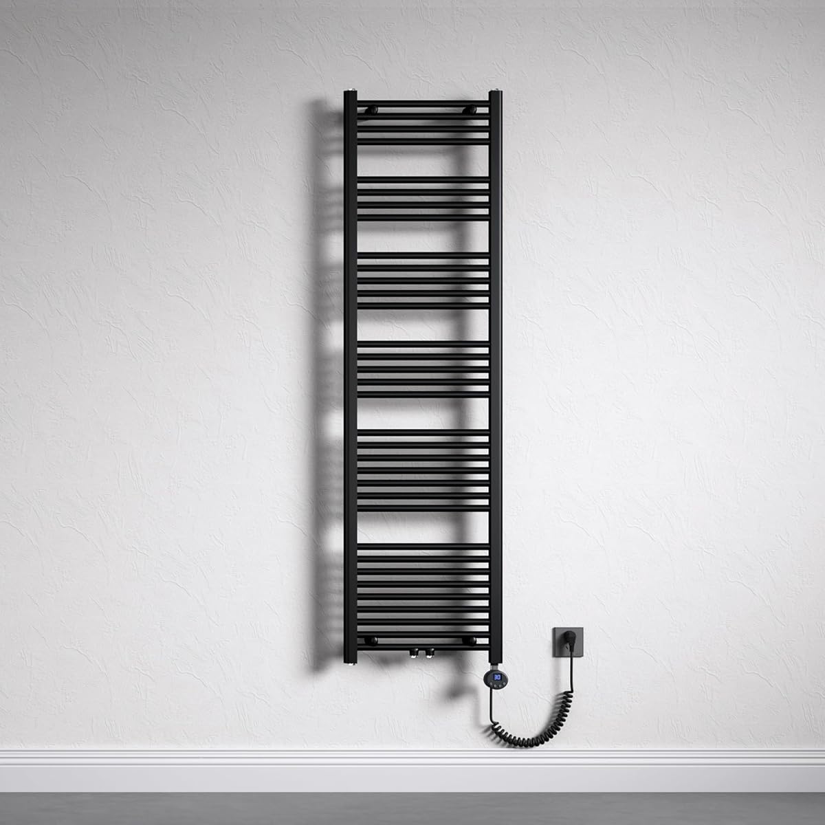 Sèche-serviettes mural vertical gris noir en acier, fixé dans une salle de bain contemporaine aux tons clairs.