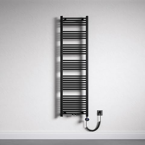 Sèche-serviettes mural vertical gris noir en acier, fixé dans une salle de bain contemporaine aux tons clairs.