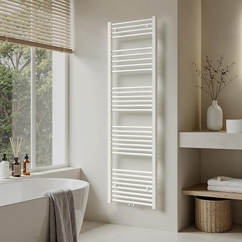 Sèche-serviettes mural blanc à tubes ronds installé dans une salle de bain contemporaine claire