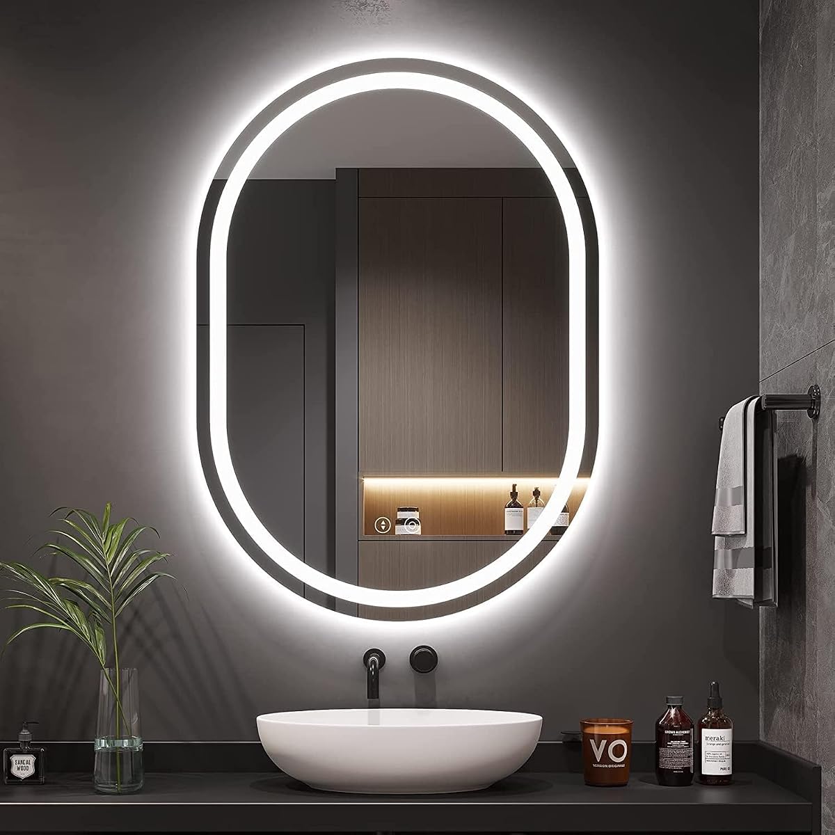 Miroir mural ovale Dripex avec éclairage LED dans une salle de bain contemporaine