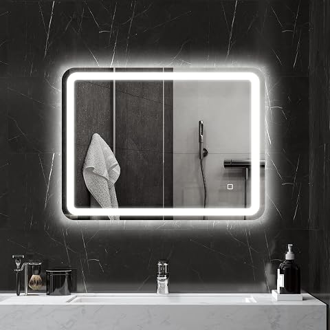 Miroir mural Homcom de 60 x 80 cm avec éclairage LED dans une salle de bain claire.