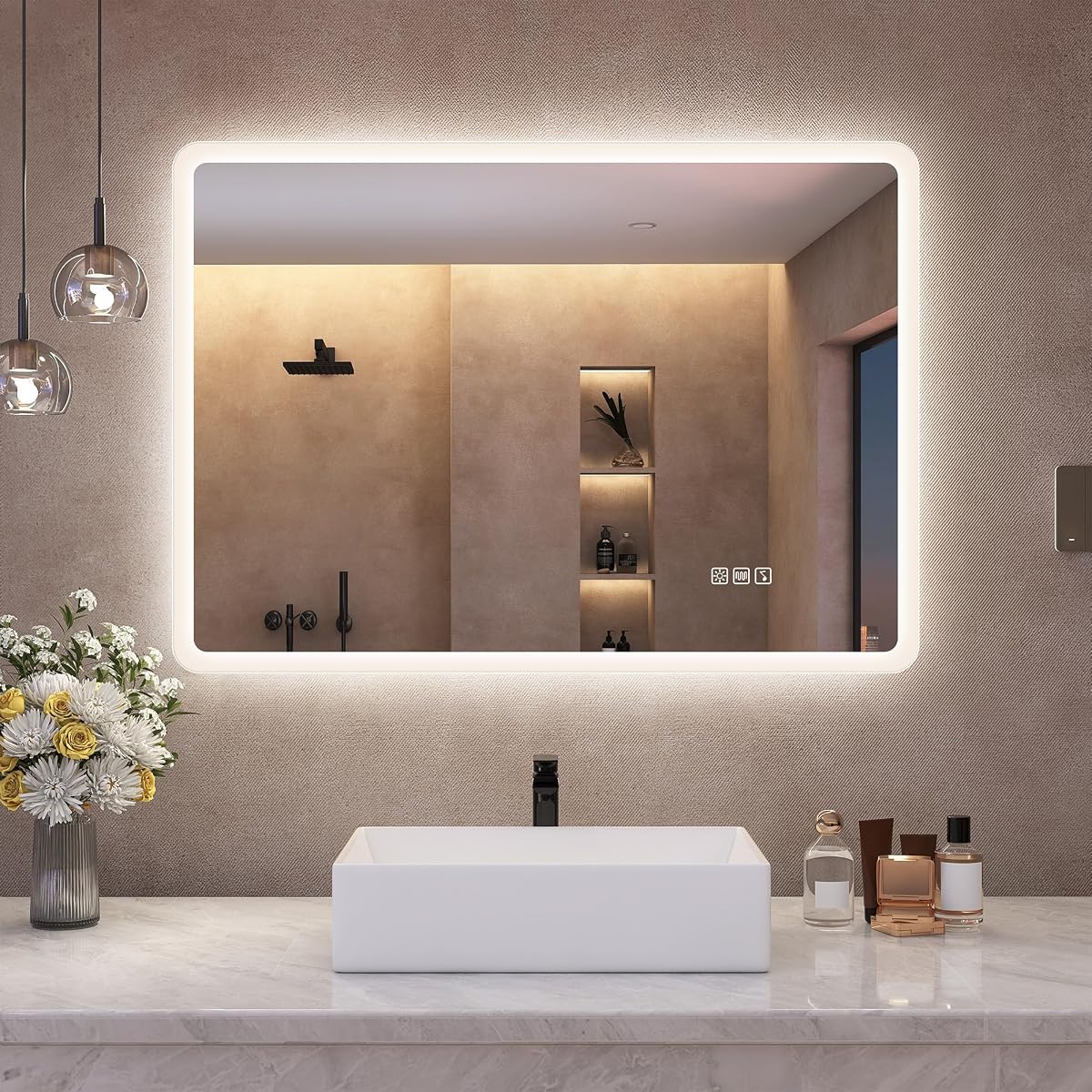 Miroir S’bagno rectangulaire avec éclairage LED installé dans une salle de bain claire